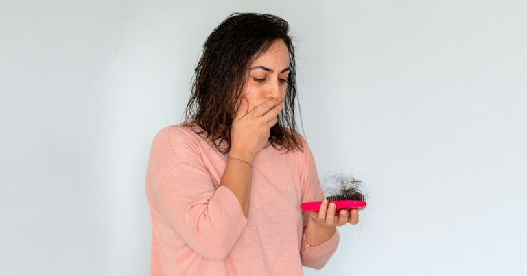 ¿Por qué se produce la caída del cabello y cómo prevenirla?